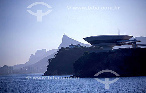  MAC - Museu de Arte Contemporânea com o Cristo Redentor ao fundo - Niterói - RJ - Brasil  - Niterói - Rio de Janeiro - Brasil