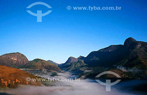  Amanhecer com névoa na serra de Petrópolis - Itaipava - região serrana do estado do Rio de Janeiro - Brasil / Data: 2007 