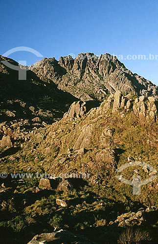  Pico das Agulhas Negras (1) no Parque Nacional de Itatiaia (2) - ao sul do estado do Rio de Janeiro - Brasil 

(1) É o quarto ponto mais alto do Brasil, de acordo com o anuário estatístico do IBGE de 1998, com uma altitude de 2 787,0m.

(2) É o Parque Nacional mais antigo do Brasil, criado em 1937. Ocupa as encostas e o topo da Serra da Mantiqueira na divisa entre RJ e MG.  - Itatiaia - Rio de Janeiro - Brasil