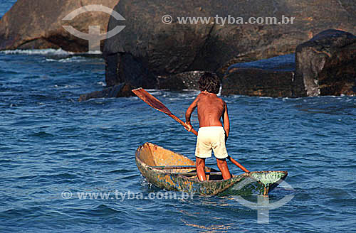  Menino remando em barco feito de tronco de árvore -  Angra dos Reis - Costa Verde - RJ - Brasil  - Angra dos Reis - Rio de Janeiro - Brasil