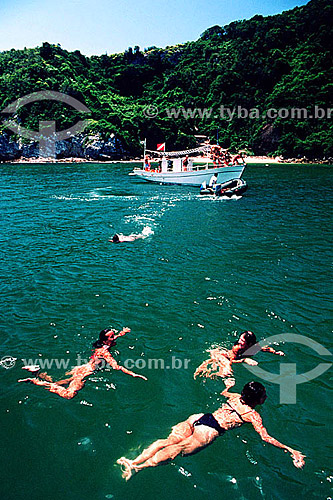  Barcos e pessoas mergulhando no mar de Angra dos Reis - Costa Verde - RJ - Brasil  - Angra dos Reis - Rio de Janeiro - Brasil