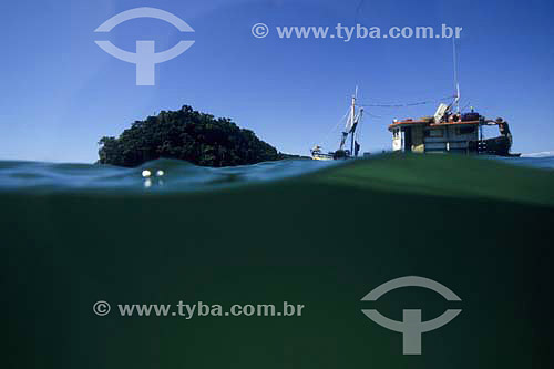  Barco de pesca chegando a uma pequena ilha - Lagoa Azul - Ilha Grande - Angra dos Reis - Rio de Janeiro - Brasil - 2006  - Angra dos Reis - Rio de Janeiro - Brasil