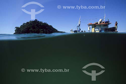  Barco de pesca chegando a uma pequena ilha - Lagoa Azul - Ilha Grande - Angra dos Reis - Rio de Janeiro - Brasil - 2006  - Angra dos Reis - Rio de Janeiro - Brasil