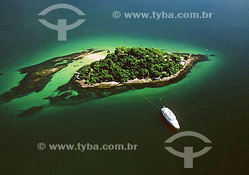  Vista aérea de barco ancorado em ilha - Angra dos Reis - Costa Verde - 
RJ - Brasil
  - Angra dos Reis - Rio de Janeiro - Brasil