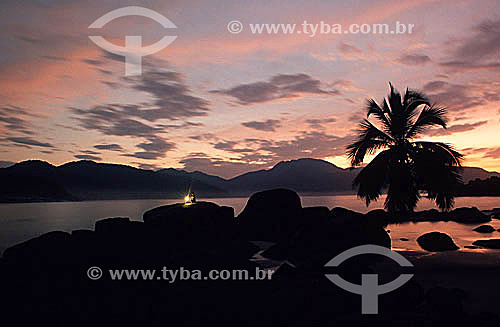  Ilha Grande ao pôr-do-sol - Ilha Grande - APA dos Tamoios - Baía de Angra dos Reis - Costa Verde - RJ - Brasil
  - Angra dos Reis - Rio de Janeiro - Brasil