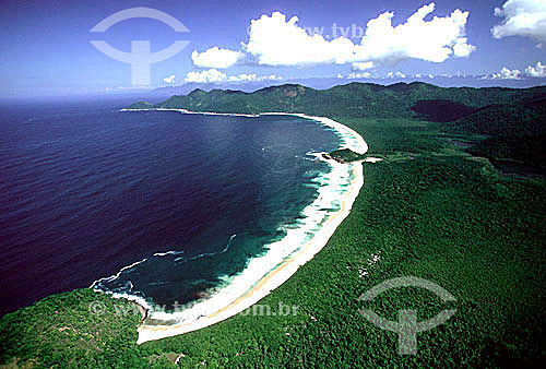  Vista aérea da Praia de Sul e Leste separadas apenas por pequena ilha conhecido como Ilhote - Reserva Biológica Estadual da Praia do Sul - Ilha Grande - APA dos Tamoios - Baía de Angra dos Reis - Costa Verde - RJ - Brasil / Data: 2007 
