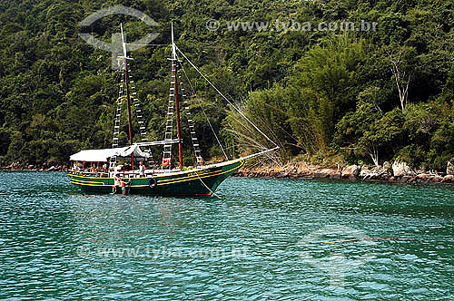  Barco no mar - Passeio de escuna em Ilha Grande - litoral sul do Rio de Janeiro - Brasil                                  - Angra dos Reis - Rio de Janeiro - Brasil