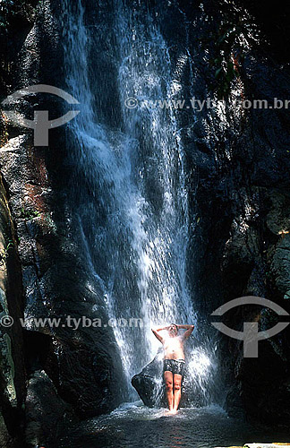  Homem refrescando-se na Cachoeira da Feiticeira - Ilha Grande - APA dos Tamoios - Baía de Angra dos Reis - Costa Verde - RJ - Brasil
  - Angra dos Reis - Rio de Janeiro - Brasil
