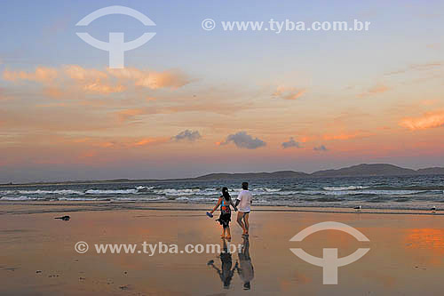  Casal caminhando na Praia do Peró ao entardecer - Cabo Frio - Rio de Janeiro - Brasil  - Cabo Frio - Rio de Janeiro - Brasil