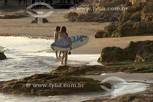  Surfistas na praia de Conchas - Cabo Frio - RJ - Brasil - janeiro 2006  - Cabo Frio - Rio de Janeiro - Brasil