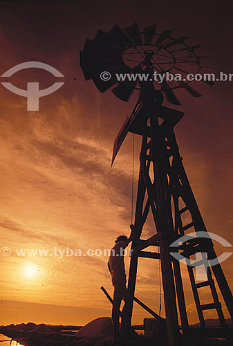  Trabalhador de salina junto a moinho de vento típico da região - Cabo Frio - Costa do Sol - Regiao dos Lagos - Rio de Janeiro state - Brazil  - Cabo Frio - Rio de Janeiro - Brasil