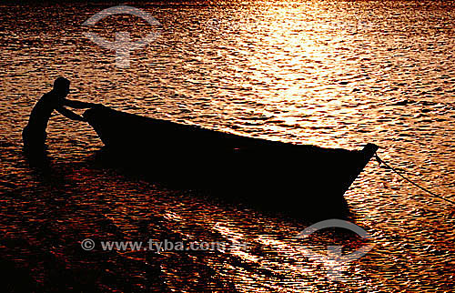  Homem com barco nas águas douradas pelo reflexo do pôr-do-sol - Praia do Siqueira - Cabo Frio - Costa do Sol - Região dos Lagos - RJ - Brasil  - Cabo Frio - Rio de Janeiro - Brasil