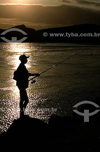  Silhueta de homem pescando ao pôr-do-sol na Boca da Barra - Cabo Frio - Costa do Sol - Região dos Lagos - RJ - Brasil
  - Cabo Frio - Rio de Janeiro - Brasil