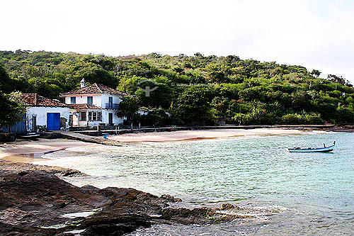  Casa na beira da Praia Azeda e barco no mar - Búzios - Região dos Lagos - Litoral norte do Rio de Janeiro - Brasil - Outubro 2005  - Armação dos Búzios - Rio de Janeiro - Brasil