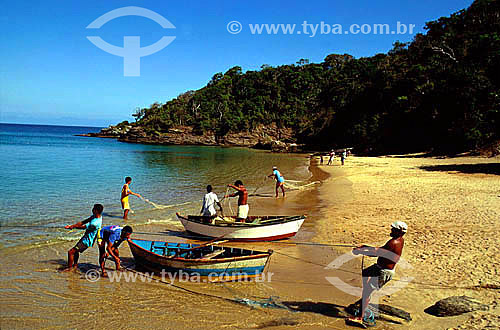  Pescadores retirando as redes e os barcos do mar - Búzios - Costa do Sol - Região dos Lagos - RJ - Brasil - Data: 2003 
