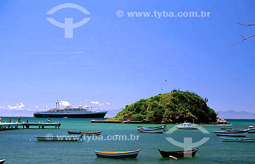  Pequenos barcos de pesca em primeiro plano contrastam com transatlântico ao fundo - Praia da Armação - Búzios - Costa do Sol - Região dos Lagos - RJ - Brasil  - Armação dos Búzios - Rio de Janeiro - Brasil