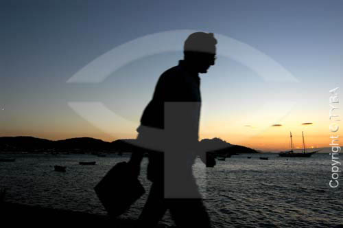  Silhueta de homem passeando na orla da praia - Búzios - RJ - Brasil  - Armação dos Búzios - Rio de Janeiro - Brasil