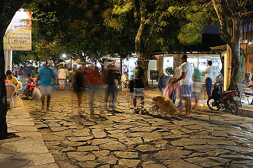  Pessoas passeando na Rua das Pedras à noite - Búzios - Região dos Lagos - Litoral norte do Rio de Janeiro - Brasil - Outubro 2005  - Armação dos Búzios - Rio de Janeiro - Brasil