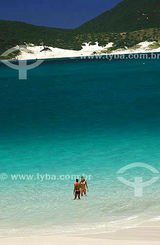  Casal na Praia do Pontal do Atalaia - Arraial do Cabo - Região dos Lagos - Litoral norte do Rio de Janeiro - Brasil  - Cabo Frio - Rio de Janeiro - Brasil