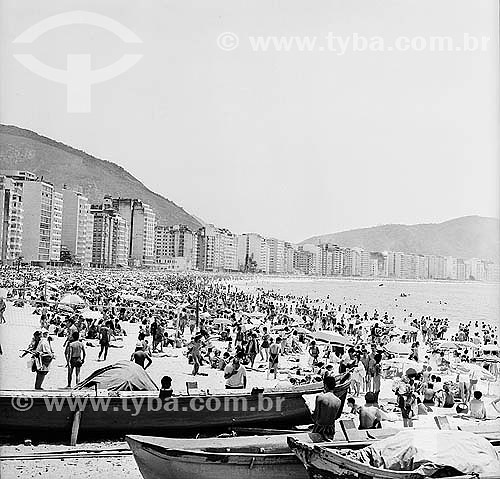  Prédios e barcos à esquerda da Praia de Copacabana lotada - Rio de Janeiro - RJ - Brasil - 1962  - Rio de Janeiro - Rio de Janeiro - Brasil