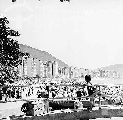  Menino e isopor de Coca-cola antigo em primeiro na Praia de Copacabana lotada - Rio de Janeiro - RJ - Brasil - 1962  - Rio de Janeiro - Rio de Janeiro - Brasil