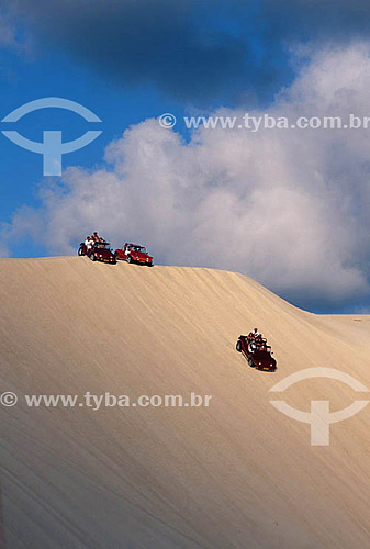  Assunto: Turistas andando nas dunas de Genipabu / Local: Extremoz - Rio Grande do Norte (RN) - Brasil / Data: 2003 