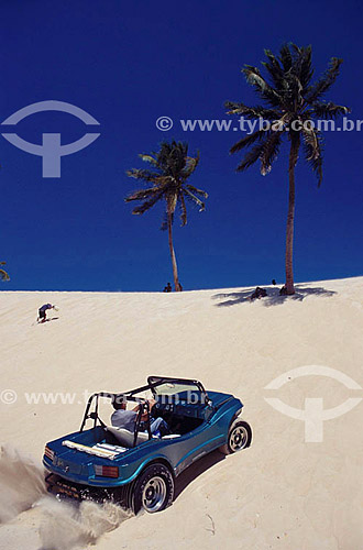  Assunto: Homem dirigindo jipe nas dunas de Genipabu  / Local: Extremoz - Rio Grande do Norte (RN) - Brasil / Data: 2004 