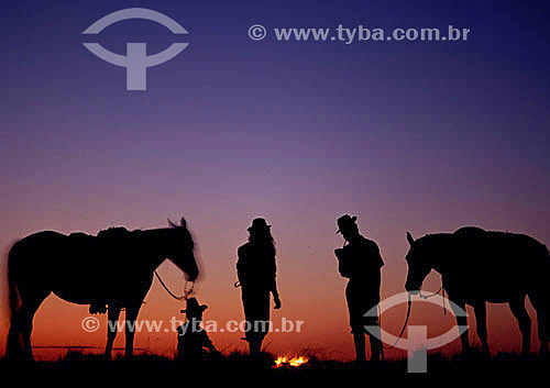  Silhueta de homens gaúchos com cavalos - RS - Brasil  - Rio Grande do Sul - Brasil