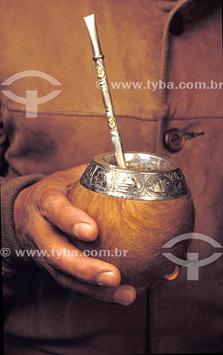  Mão de gaúcho segurando uma cuia de Chimarrão, bebida típica do sul do Brasil  - Rio Grande do Sul - Brasil