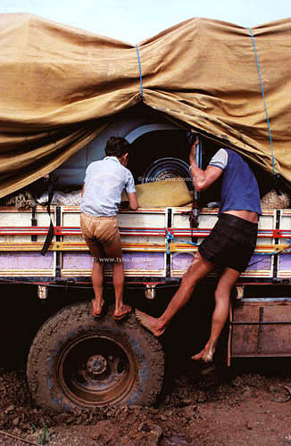  Transporte rodoviário - Caminhão atolado na lama tendo um carro como carga - Rondônia - Brasil  - Porto Velho - Rondônia - Brasil