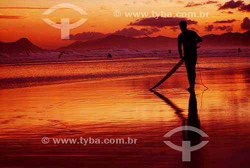  Surfista se preparando para entrar no mar na praia da Joaquina - Florianópolis - Santa Catarina - Brasil  - Florianópolis - Santa Catarina - Brasil