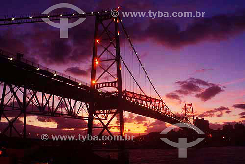  Vista da Ponte Hercílio Luz iluminada ao pôr-do-sol - Florianópolis - Santa Catarina - Brasil / Data: 2007 