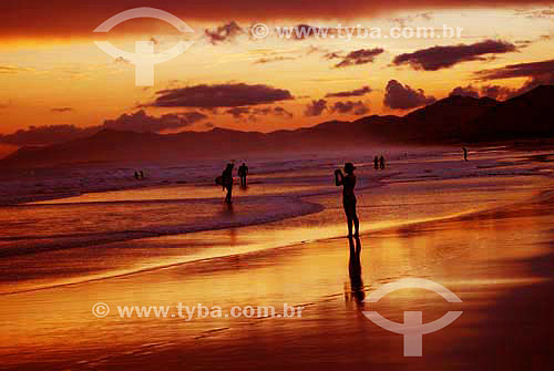  Mulher fotografando na praia da Joaquina ao pôr-do-sol - Florianópolis - Santa Catarina - Brasil  - Florianópolis - Santa Catarina - Brasil