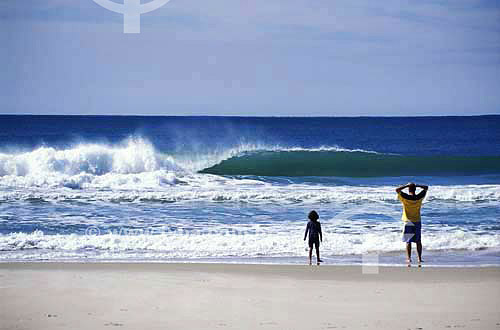  Homem e criança na Praia Brava - Florianópolis - Santa Catarina - Brasil - Agosto de 2003  - Florianópolis - Santa Catarina - Brasil