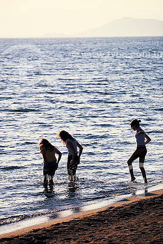  Meninas na Praia - Ribeirão da Ilha - Florianópolis - Santa Catarina - Brasil - Julho de 2006  - Florianópolis - Santa Catarina - Brasil