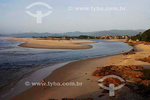  Mulher caminhando na praia da Guarda do Embaú onde o rio desemboca no mar - município de Palhoça - Santa Catarina - Brasil  - Palhoça - Santa Catarina - Brasil