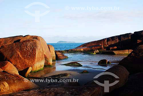  Piscina natural entre pedras com o mar ao fundo - município de Palhoça - Santa Catarina - Brasil  - Palhoça - Santa Catarina - Brasil