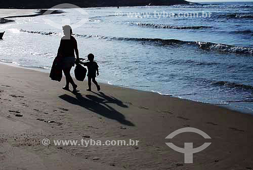  Mãe e filho caminhando na praia da Guarda do Embaú - município de Palhoça - Santa Catarina - Brasil  - Palhoça - Santa Catarina - Brasil