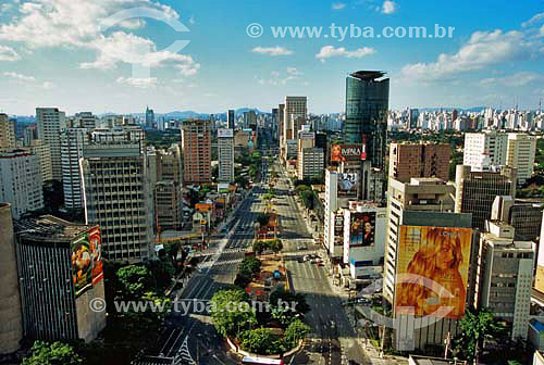  Avenida Faria Lima para Pinheiros com Pico Jaraguá ao fundo - São Paulo - SP - Brasil - 02/2004  - São Paulo - São Paulo - Brasil