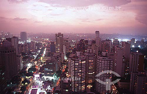  Vista noturna da cidade de São Paulo com suas avenidas, carros em movimento e prédios iluminados- SP - Brasil  - São Paulo - São Paulo - Brasil