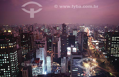  Vista noturna da cidade de São Paulo com suas avenidas, carros em movimento e prédios iluminados- SP - Brasil  - São Paulo - São Paulo - Brasil