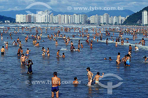  Praia José Menino cheia de pessoas no mar e prédios ao fundo - Santos - litoral de São Paulo - Brasil  - Santos - São Paulo - Brasil