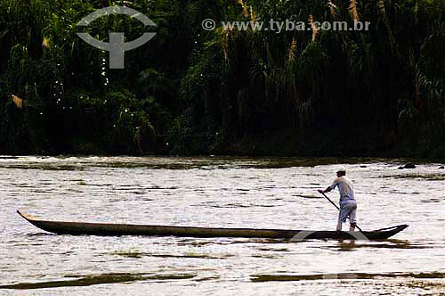  Homem atravessa o rio Ribeira em canoa de tronco - Quilombo Ivaporunduva - vale do Ribeira - Eldorado - SP - Brasil
data : abril 2006
  - Eldorado - São Paulo - Brasil