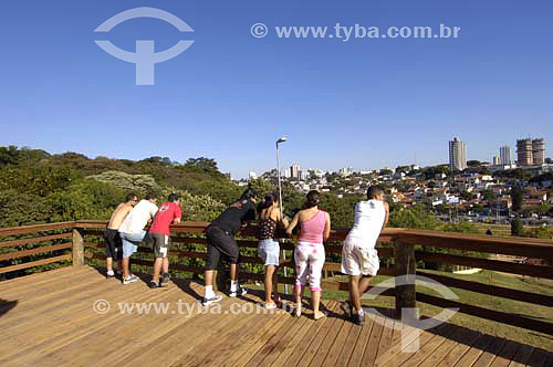  Turistas admirando a vista em mirante no Bosque Maia - Guarulhos - SP - Brasil  - Guarulhos - São Paulo - Brasil