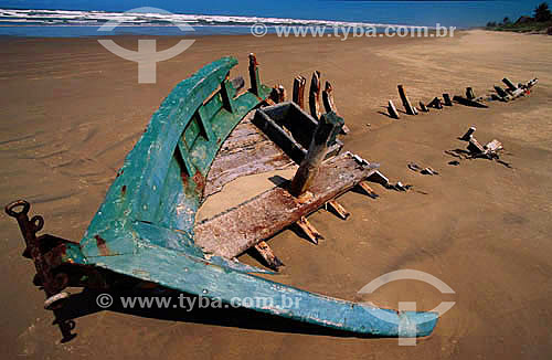  Destroços de barco encalhado na praia - Região de Barra dos Coqueiros - Sergipe - Brasil  - Barra dos Coqueiros - Sergipe - Brasil