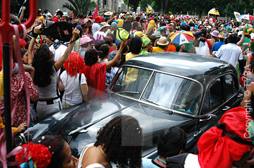  Foliões durante o desfile do Bloco de Carnaval 