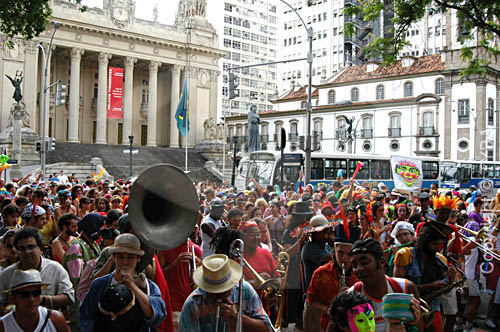  Foliões durante o desfile do Bloco de Carnaval 