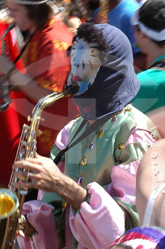  Músico tocando sax durante o desfile do Bloco de Carnaval 