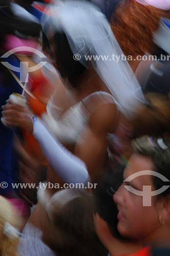  Pessoa fantasiada de noiva para o Carnaval de rua - Bloco Cordão do Bola Preta - Centro da cidade do Rio de Janeiro - Carnaval 2005 - RJ - Brasil  - Rio de Janeiro - Rio de Janeiro - Brasil