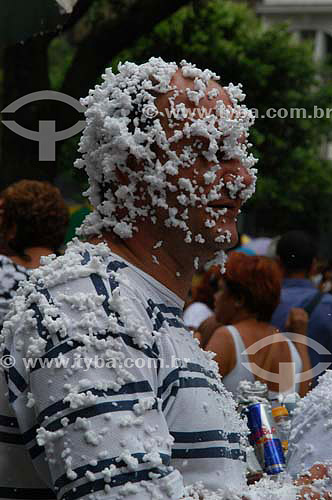  Homem coberto de espuma durante Carnaval de rua - Bloco Cordão do bola Preta - Centro da cidade do Rio de Janeiro - Carnaval 2005 - RJ - Brasil
  - Rio de Janeiro - Rio de Janeiro - Brasil